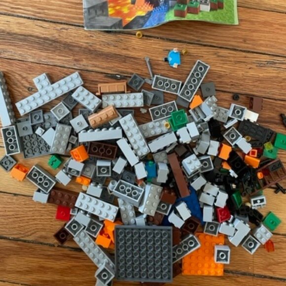 Preowned LEGO 21113 MINECRAFT The Cave (Retired) w/ Box & Manual Complete Set - Picture 6 of 6